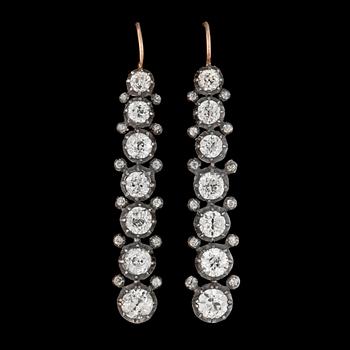 1129. A pair of olc dut diamond earrings, tot. app. 4.50 cts.