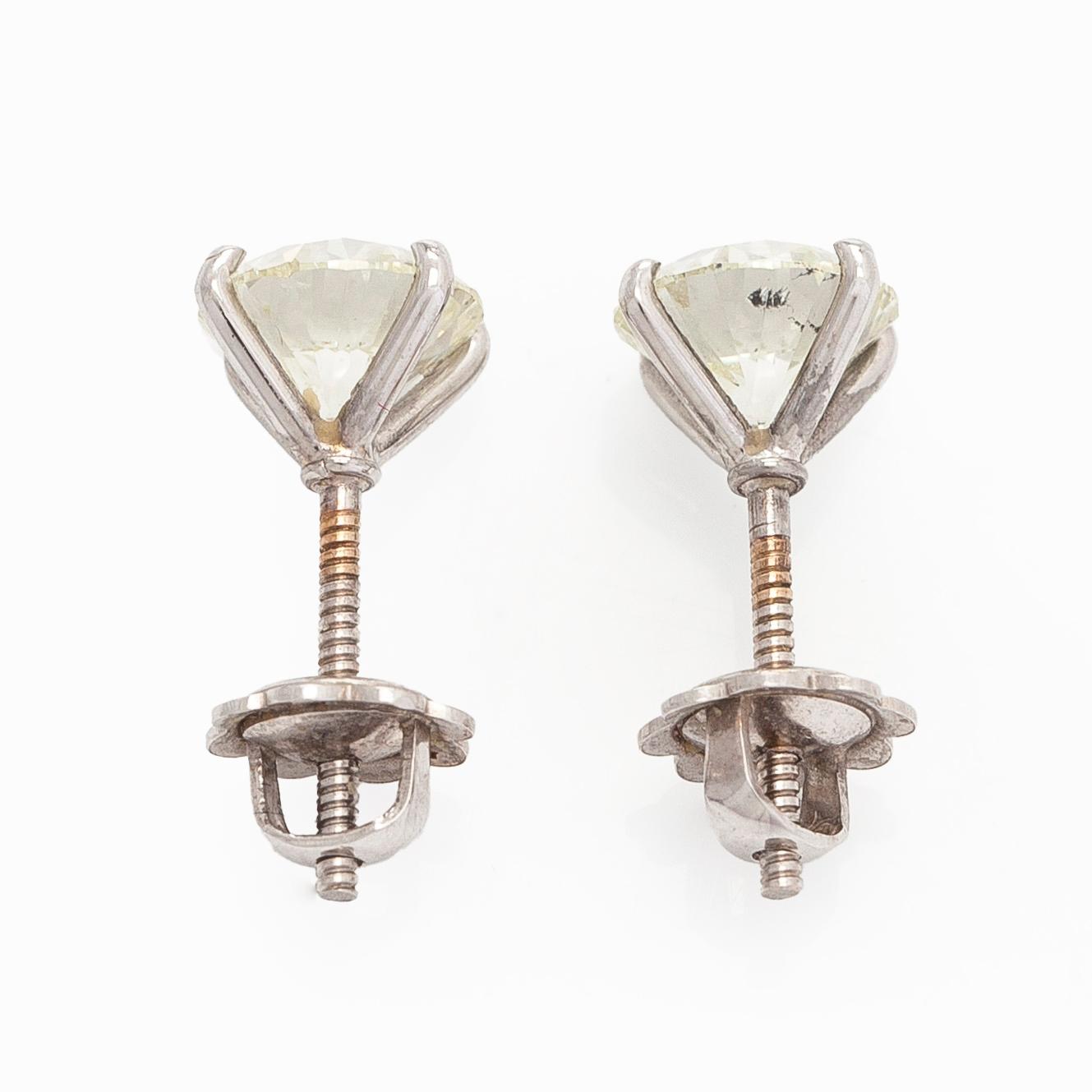 A pair of 18K white gold earrings and brilliant cut diamonds.