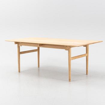 A model CH327 oak dining table by Hans J Wegner for Carl Hansen & Son.