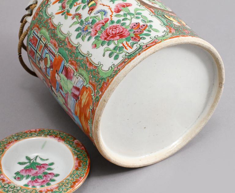 TEKANNA samt FODRAL, porslin respektive metall, Kina, 1800-talets slut.