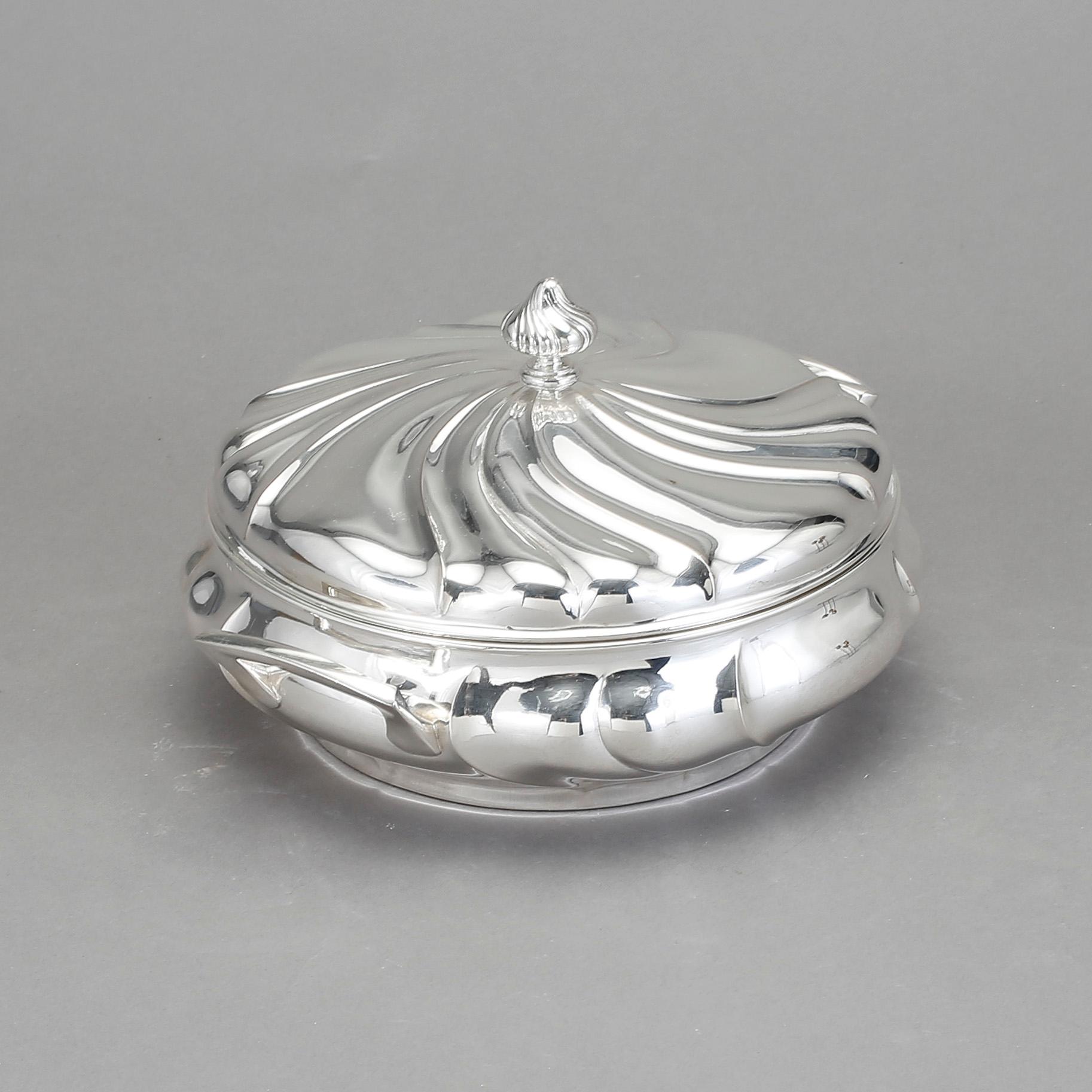 KAROTT MED LOCK, silver, CG Hallberg, Stockholm 1911. 826 g.