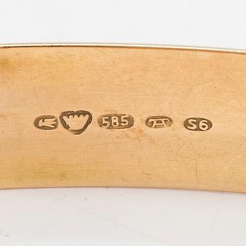 A 14K gold bangle, engraved decoration, Suomen Kultaseppä Oy, Turku 1947.