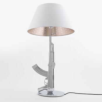 Philippe Starck,  golvlampa, "Lounge Gun Kalashnikov", Flos, formgiven 2005.