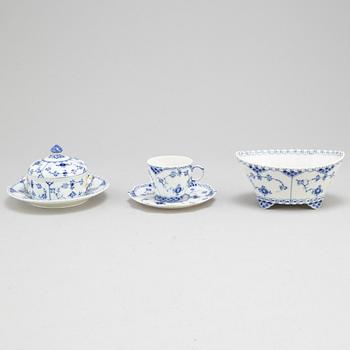 A 'Musselmalet' part coffee service, Royal Copenhagen (16 pieces).