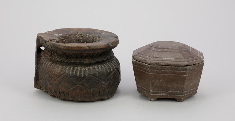 MORTEL samt ASK med LOCK, 2 delar, trä samt kalksten, bl.a 1800-tal.