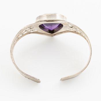Arm ring, silver with drop-cut amethyst.