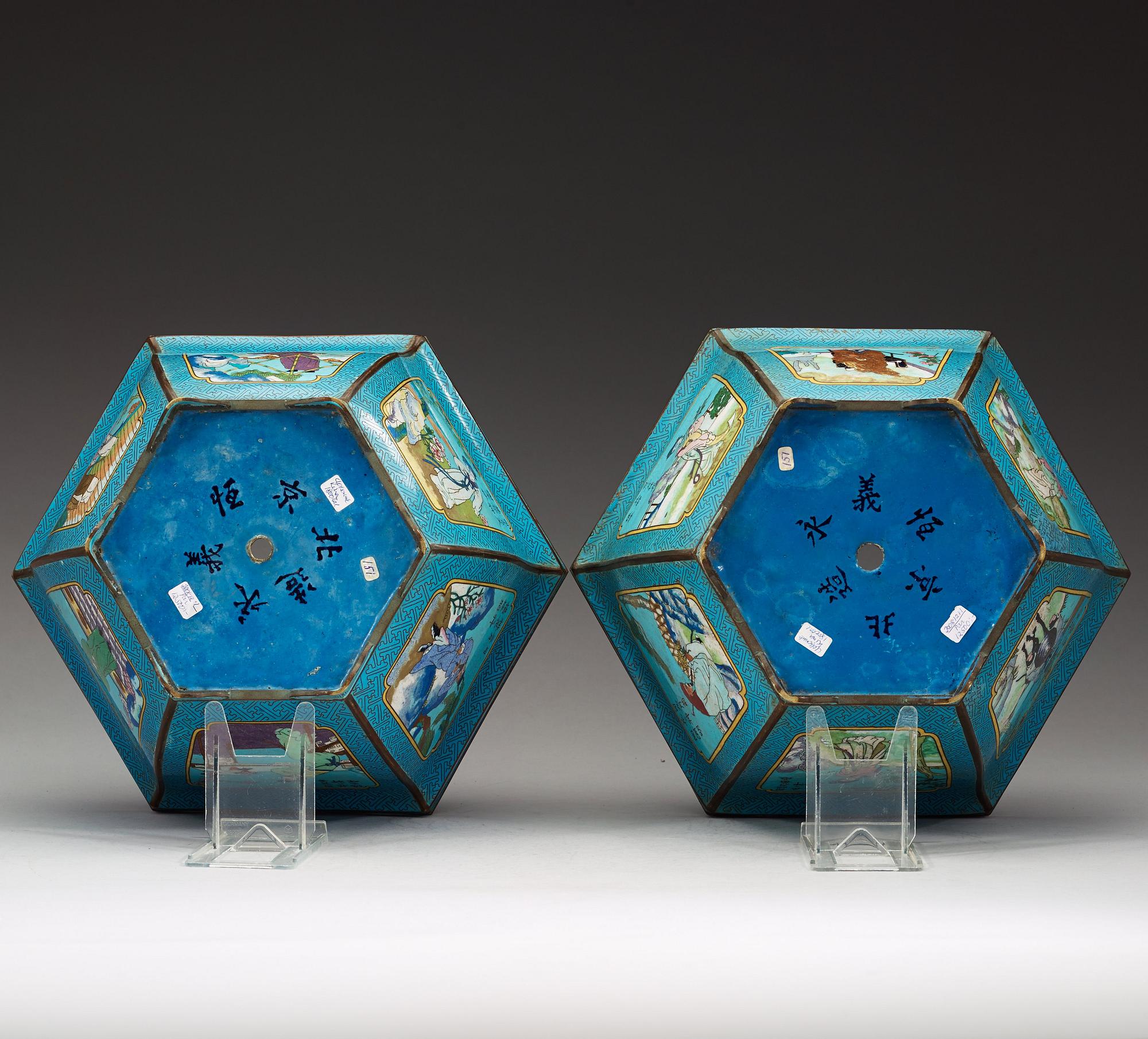 A pair of Chinese cloisonné flower pots, 1900-tal.