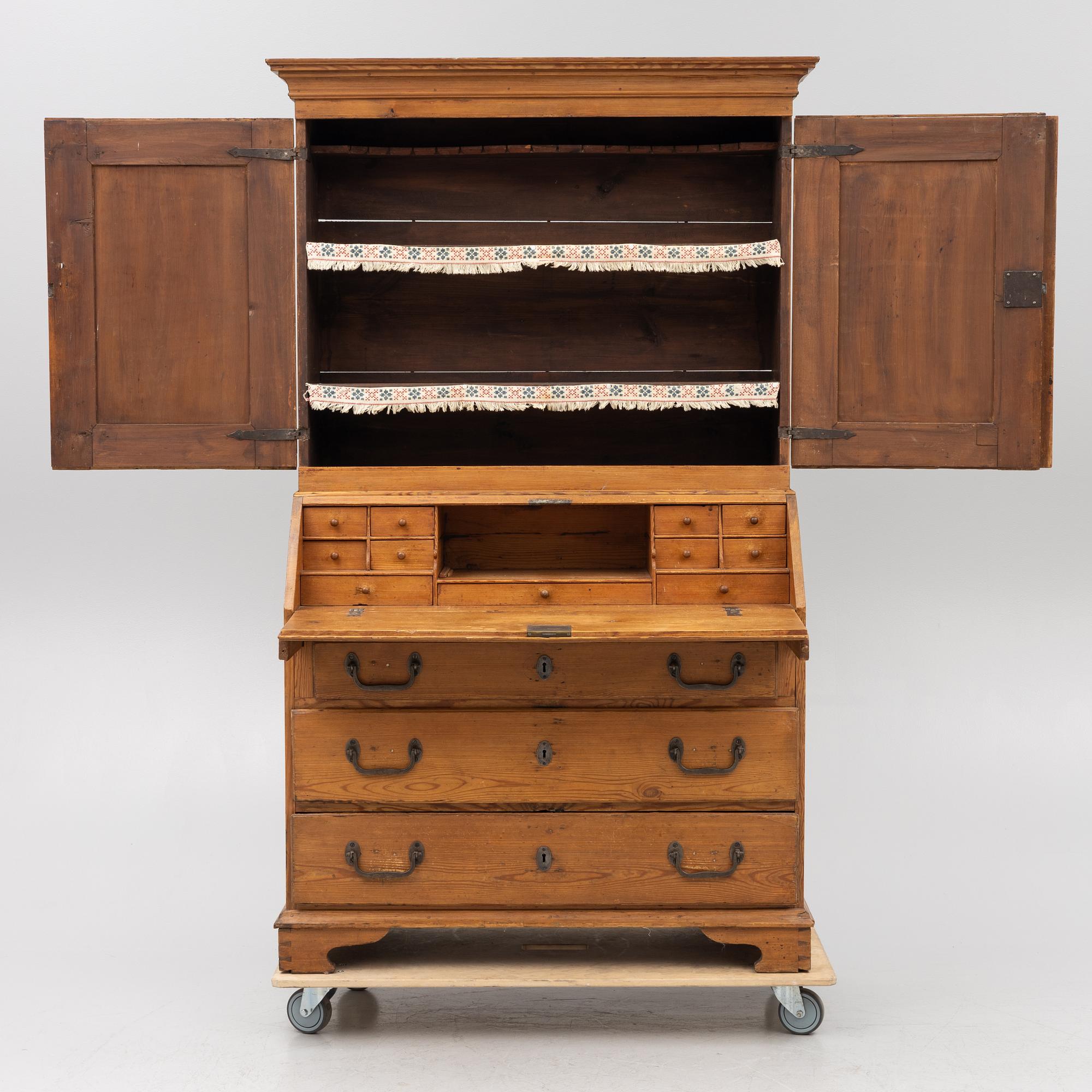 A writing cabinet, 18th/19th century.