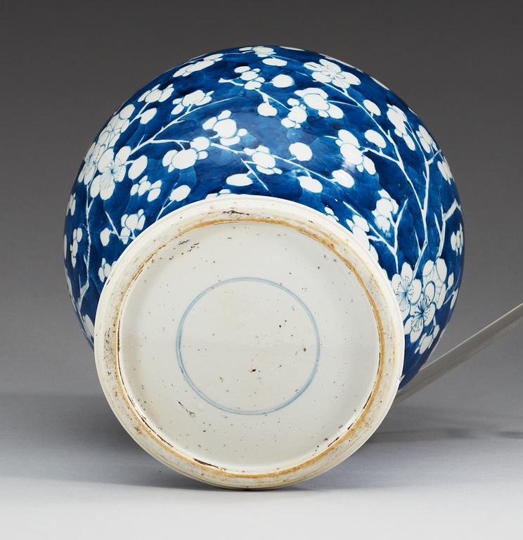 A blue and white jar, Qing dyansty, Kangxi (1662-1722).