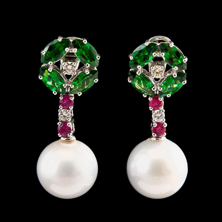 A PAIR OF EARRINGS, south sea pearls 14 mm, tsavorites 4.87 ct, rubies 0.58 ct, brilliant cut diamonds 0.35 ct W/vs.