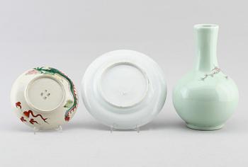 VAS samt TALLRIKAR, 2 st, porslin, Kina, 1900-tal.