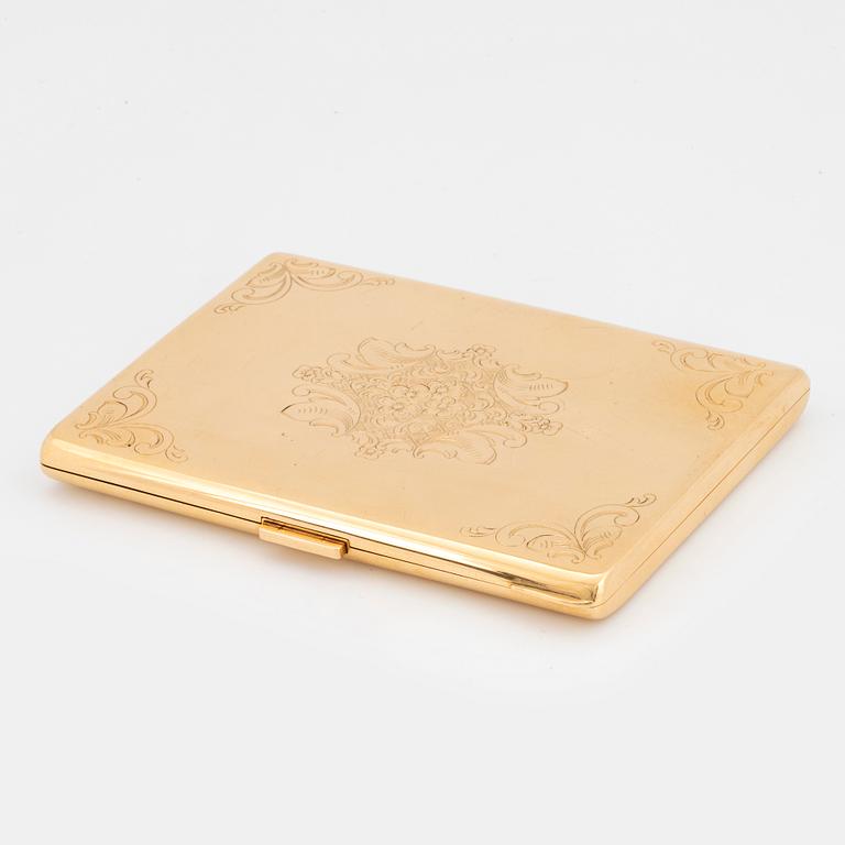 An 18K gold cigarette case.