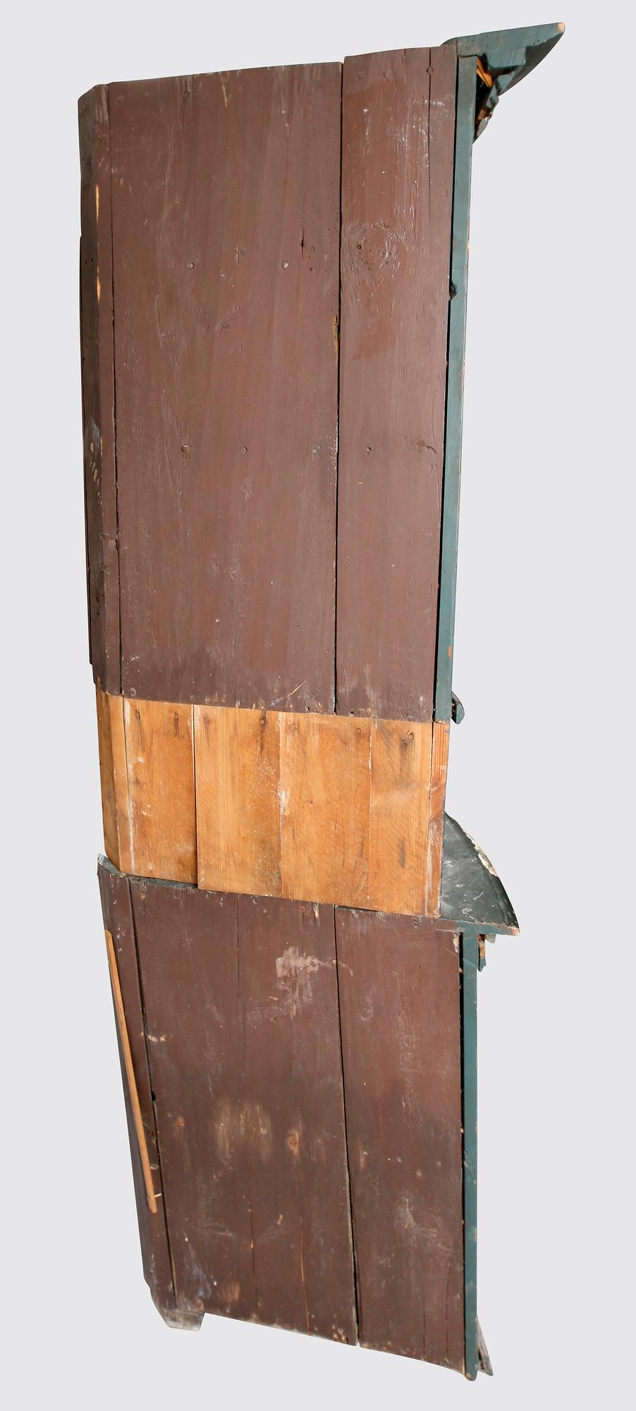 HÖRNSKÅP, allmoge, 1800-talets första hälft.
