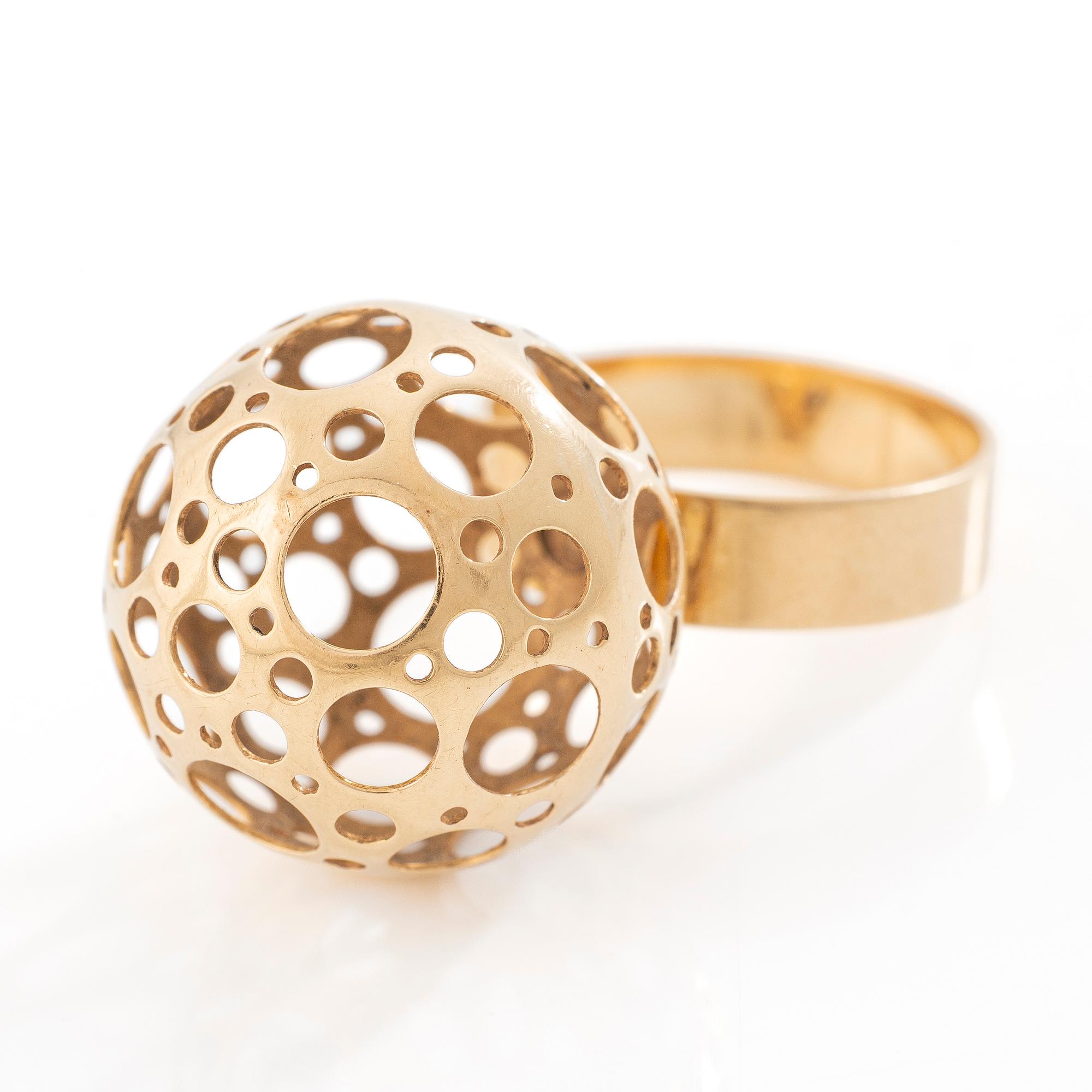 Ring, possibly by Liisa Vitali, “Nyckelpiga”, 18K gold.