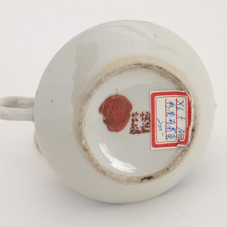 A set of two serving dishes and a teapot, 19th/20th century.