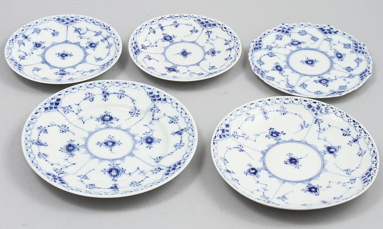 SERVISDELAR, 80 st, porslin, "Musselmalet", Royal Copenhagen, 1900-talets andra hälft.