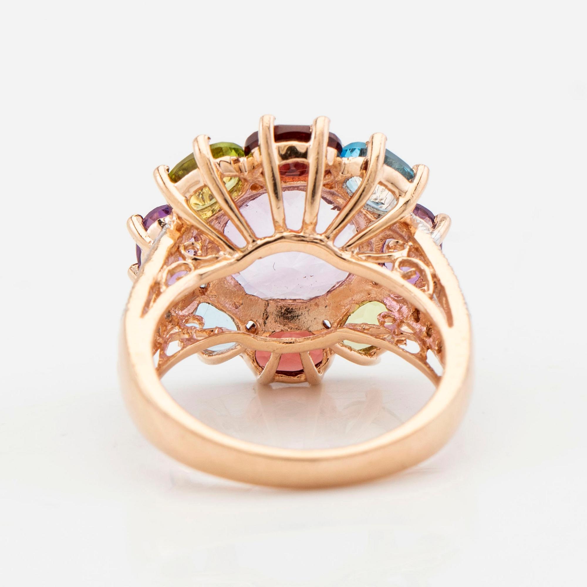 Cocktail ring, 14K gold with various gemstones, including garnet and peridot as well as brilliant-cut diamonds.