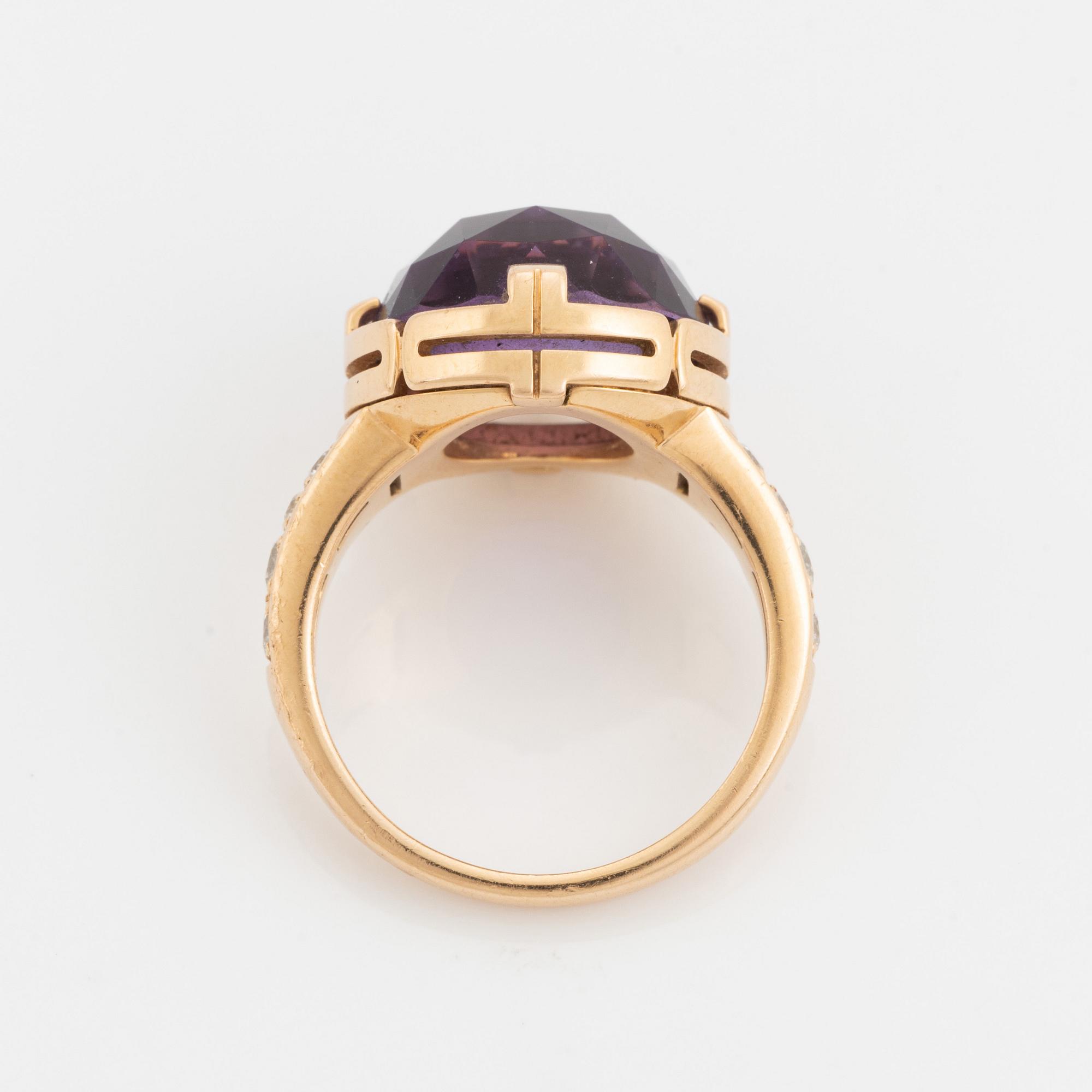 A Bulgari "Parentesi" ring in 18K gold set with faceted amethyst.