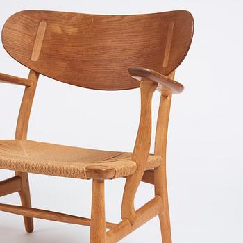 Hans J. Wegner, fåtöljer, ett par, modell "CH 22", Carl Hansen & Son, Odense, Danmark, 1900-talets mitt.