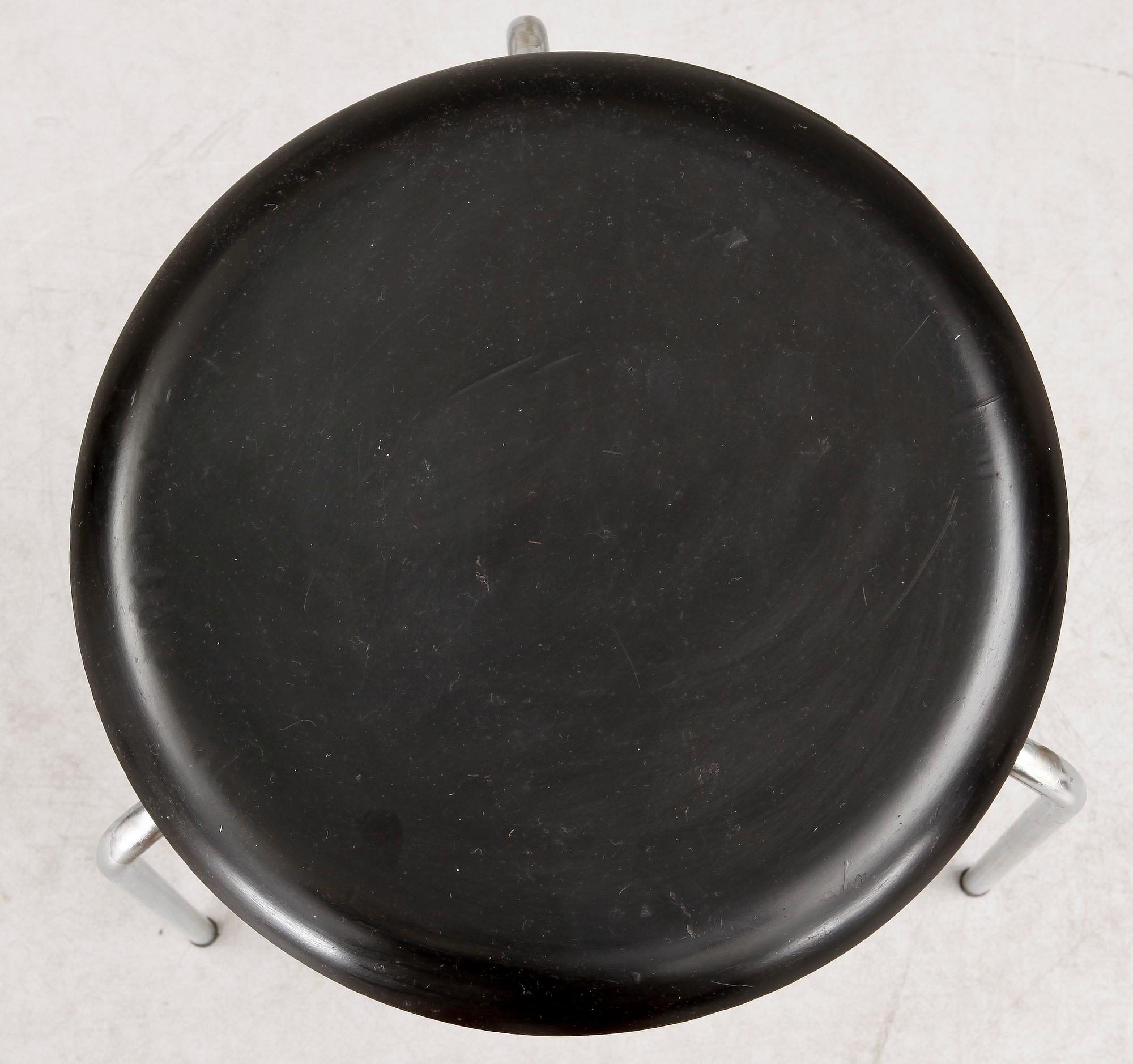 STOLAR samt PALLAR, 8 delar, bl a "Sjuan", Arne Jaconssen, Fritz Hansen, Danmark 1900-talets mitt.