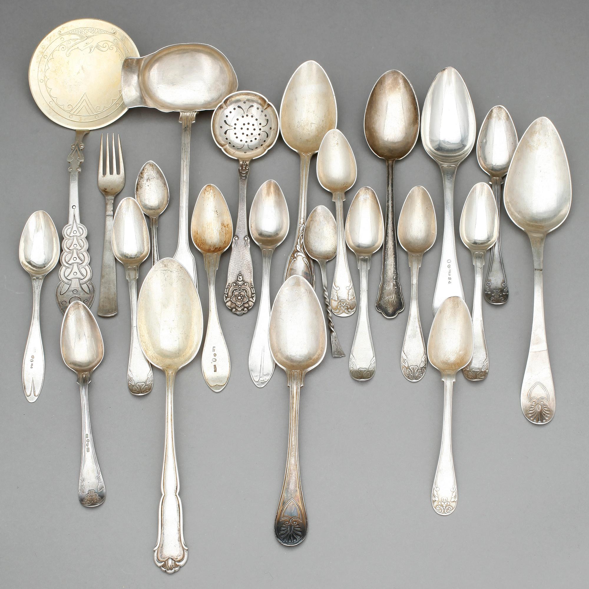 PARTI BESTICK, 33 delar, silver, olika mästare och modeller, 1800 samt 1900-tal. Vikt ca 750 g.