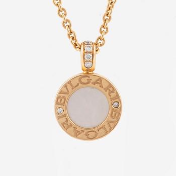 Bulgari collier 18K guld med onyx och pärlemor samt runda briljantslipade diamanter.