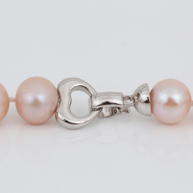 PÄRLCOLLIER, med hjärtformat försilvrat lås och odlade rosa pärlor.