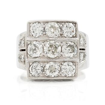 573. Ring 18K vitguld med runda briljant- och gammalslipade diamanter.