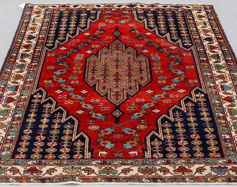 A semi-antique Mazlagan rug, ca 196 x 139 cm.