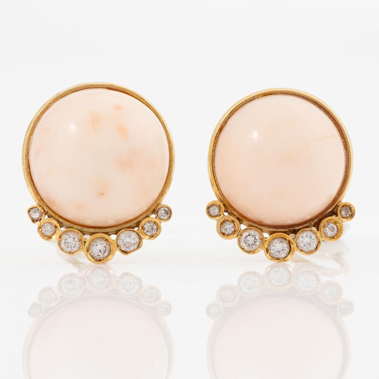 Earrings, 18K gold with pink coral and brilliant-cut diamonds.