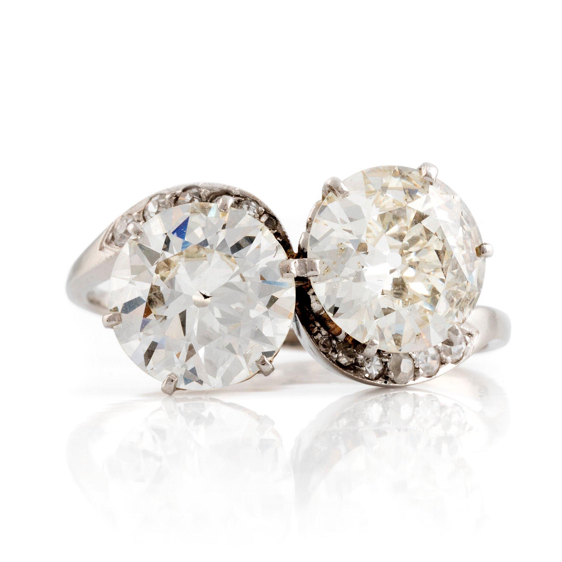 Ring platina med två gammalslipade diamanter totalvikt ca 5.00 ct.