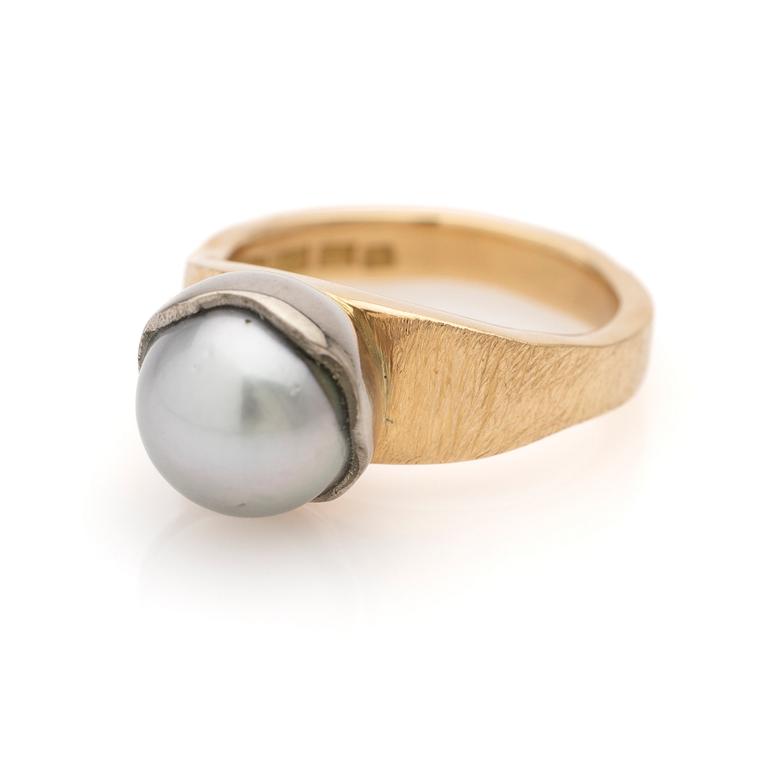 Ring, 18k gold with pearl.