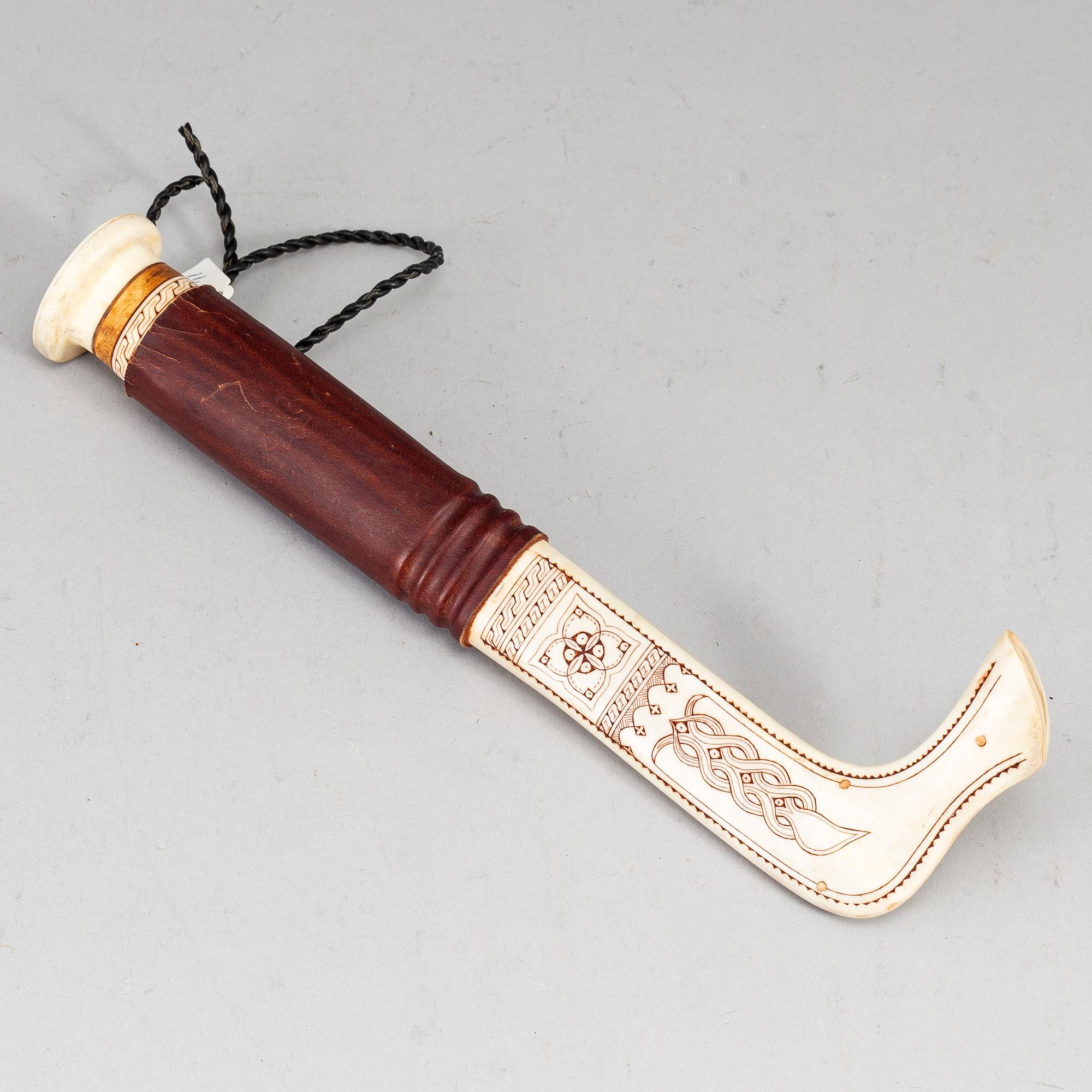 TYKO HARALD LAMPA, a Sami reindeer horn knife, signed.