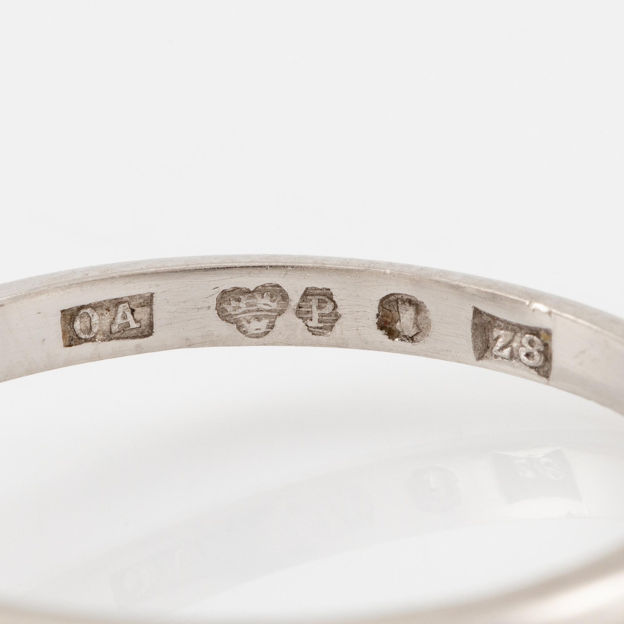 A ring in platinum with a round brilliant-cut diamond.