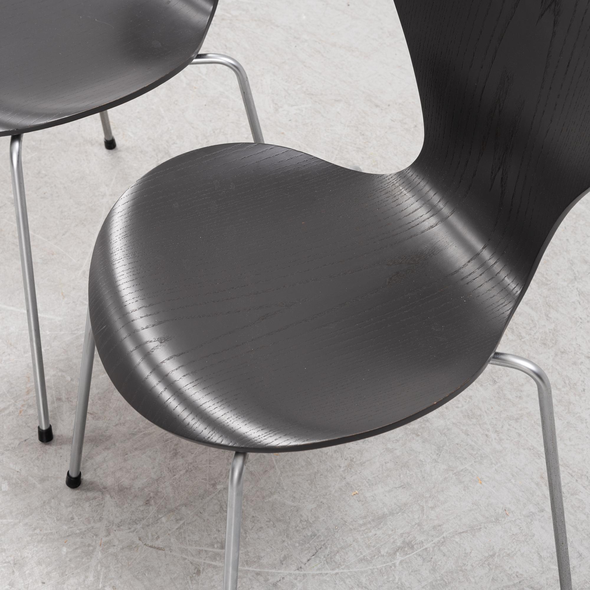 Arne Jacobsen, stolar, ett par, "Sjuan", Fritz Hansen, Danmark, daterade 2002.