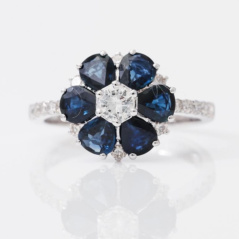 RING, blå safirer totalt ca 1,80 ct, diamanter totalt ca 0,44 ct.