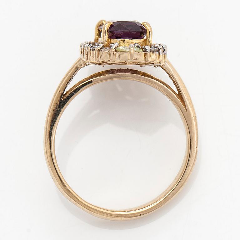 Ring, 14K guld med en obehandlad spinell ca 2.85 ct och diamanter totalt ca 0.83 ct.