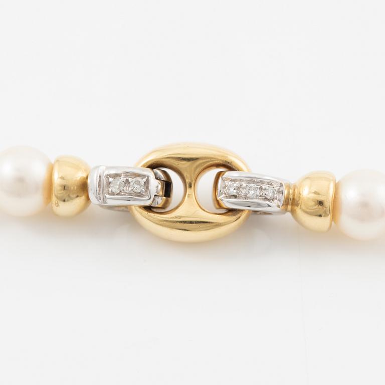 Necklace of cultured pearls, clasp 18K gold with round brilliant-cut diamonds.