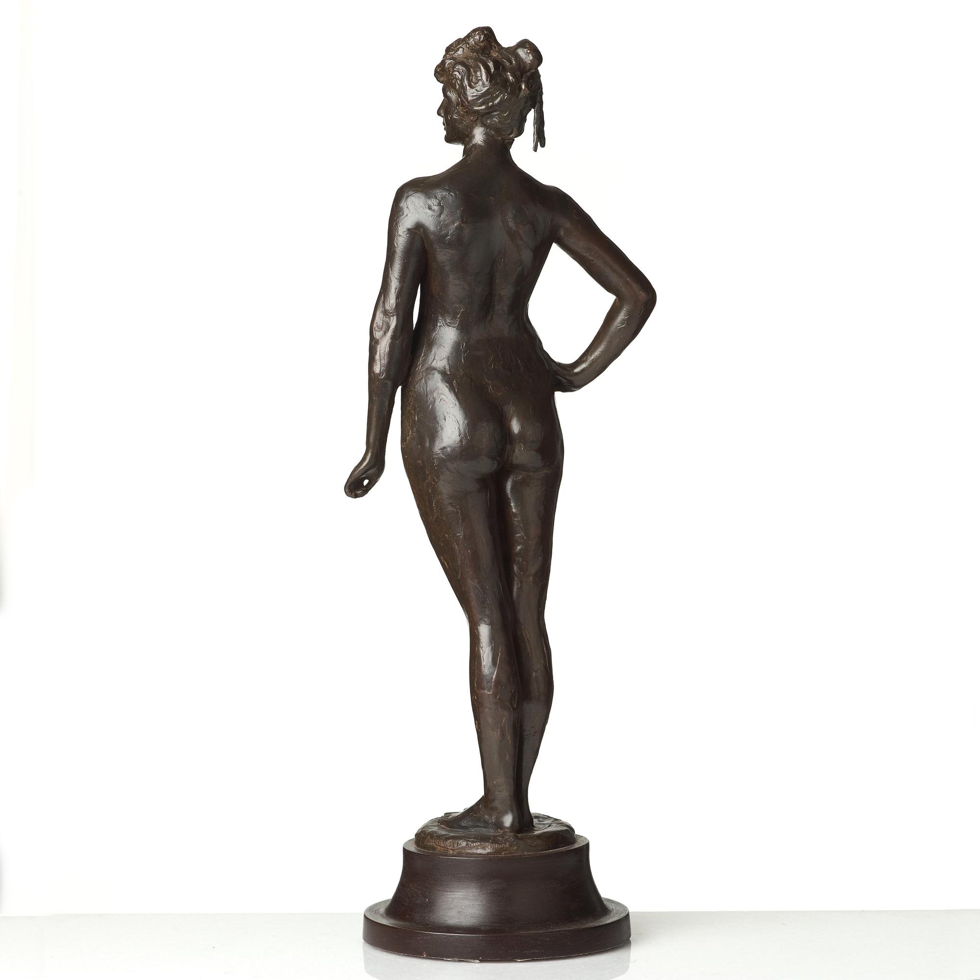 Carl Milles, Stående kvinnomodell med uppsatt hår.