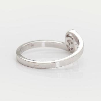 Gucci, an 18K white gold 'GG Running' ring with diamonds.