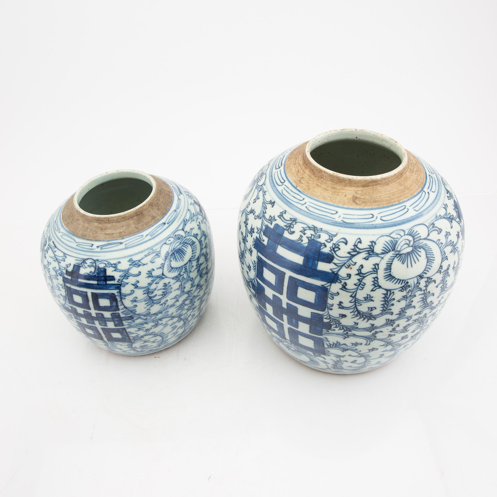 A set of two Chinese porcelan jars with lid 19th/20th century.