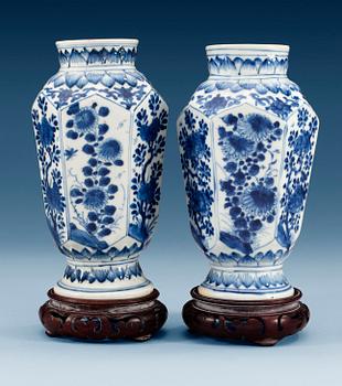 1512. VASER, två stycken, snarlika, porslin. Qing dynastin, Kangxi (1662-1722).