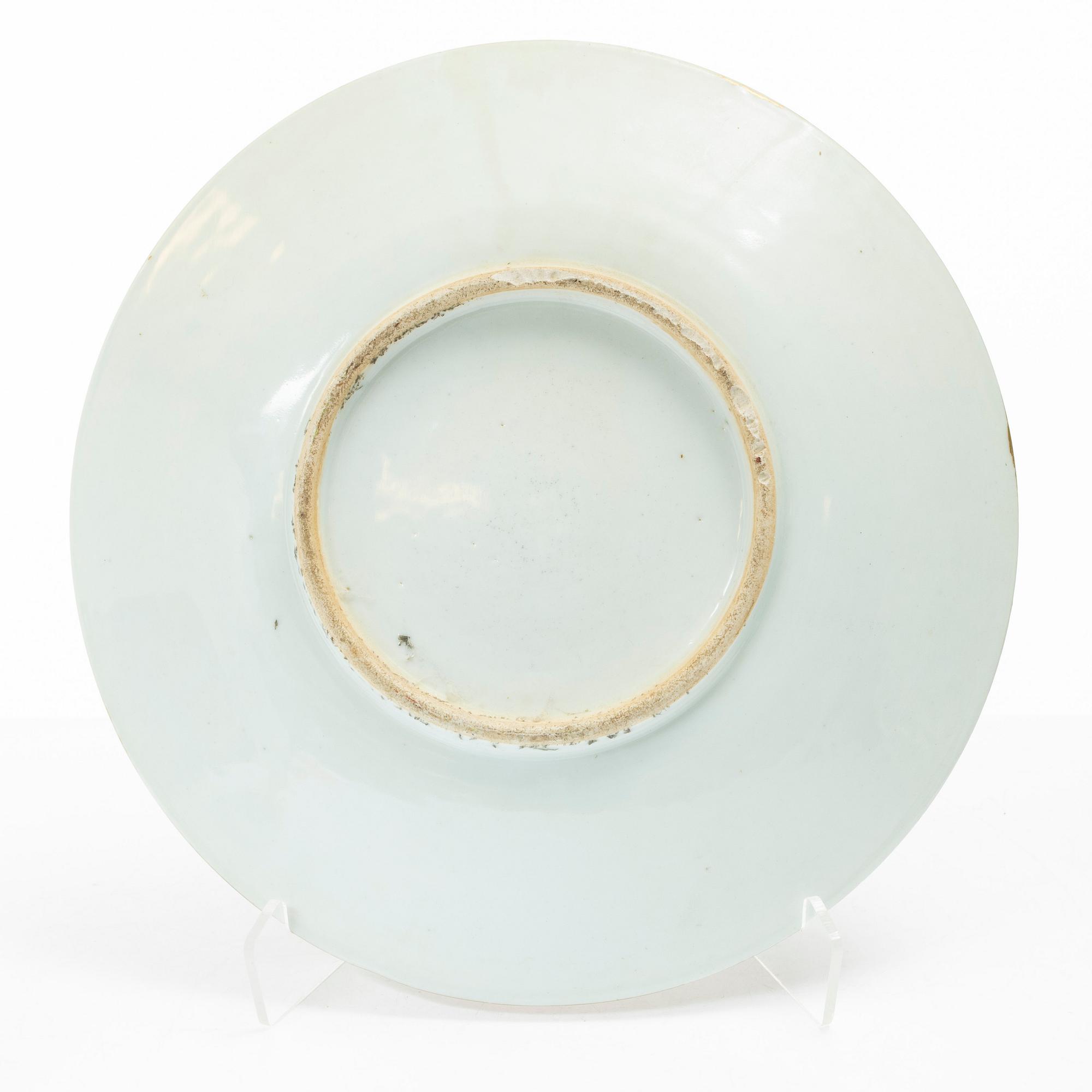 A famille rose serving dish, plate and two small dishes, Qing dynasty, 19th century.