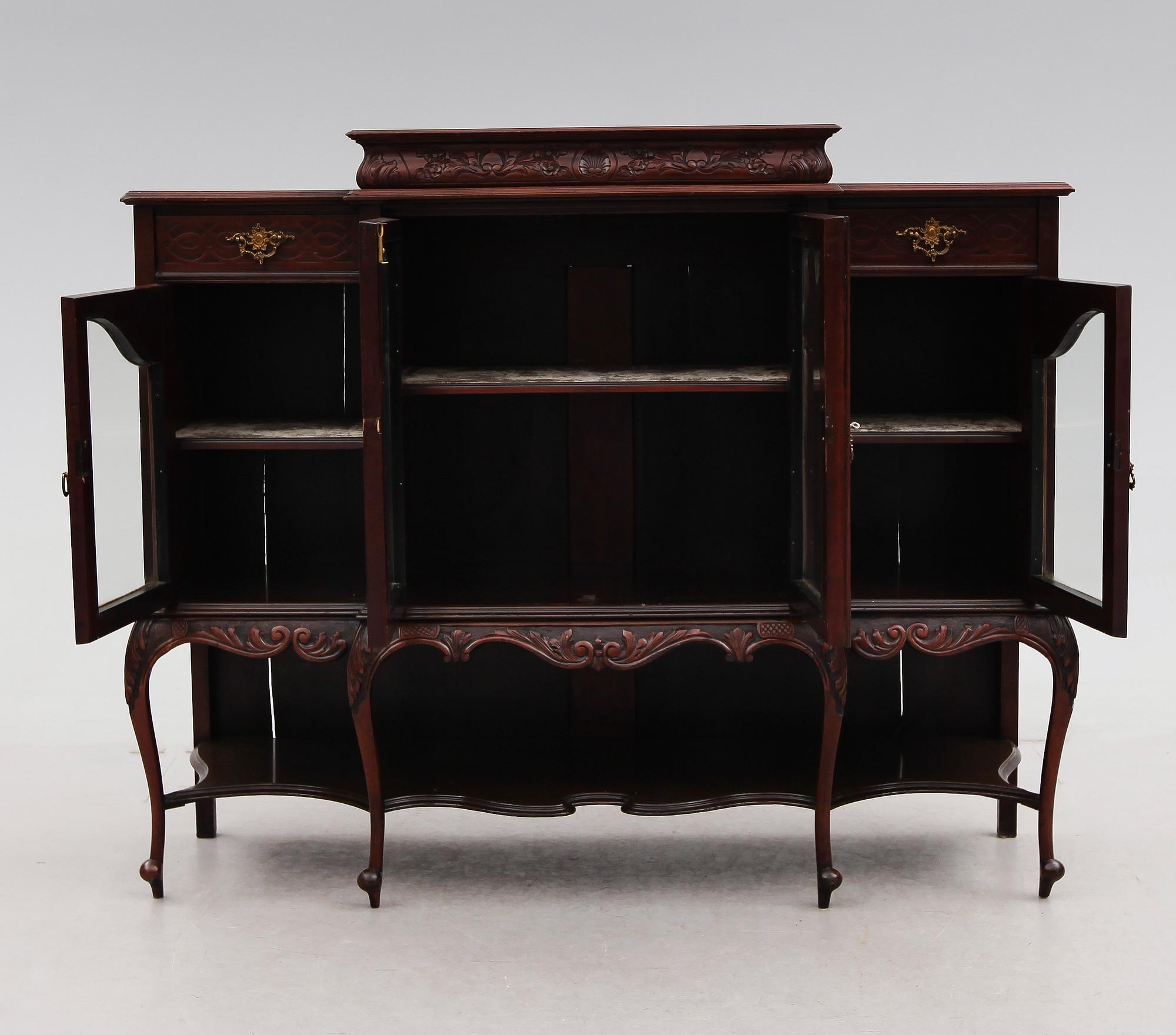 VITRINSKÅP, England, 1900-talets första hälft.