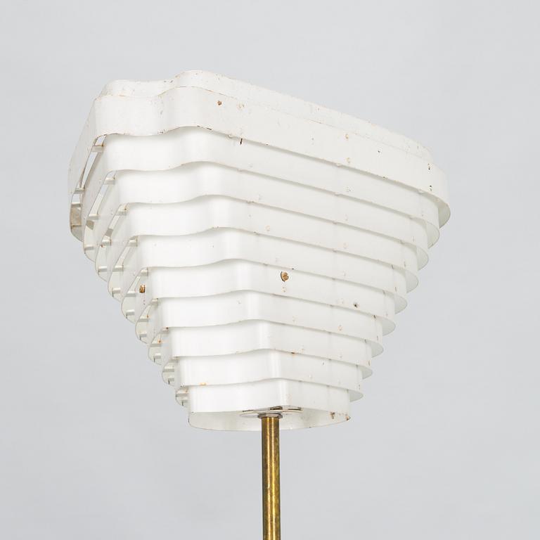 Alvar Aalto, 'Angel wing'  floor light model A 805, manufactured by Valaisinpaja Oy, late 20th century.