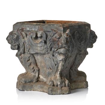 352. A presumably English lead planter, 19th century.