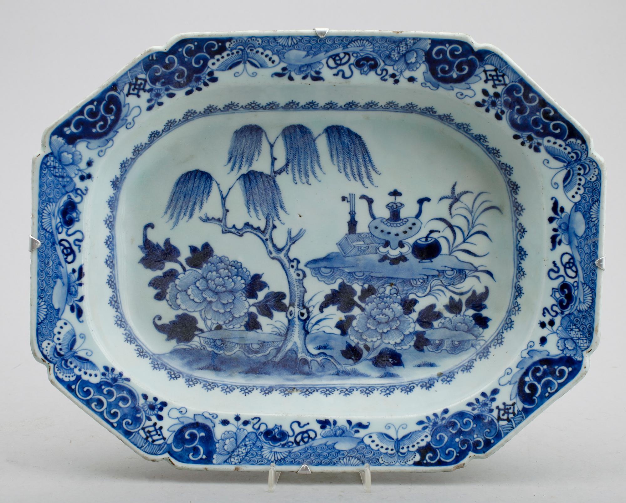 STEKFAT, porslin, Kina, Qianlong 1736-1795.