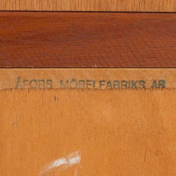 Johan Hellström, vitrinskåp, "Effect", Åfors Möbelfabrik, 1900-talets andra hälft.