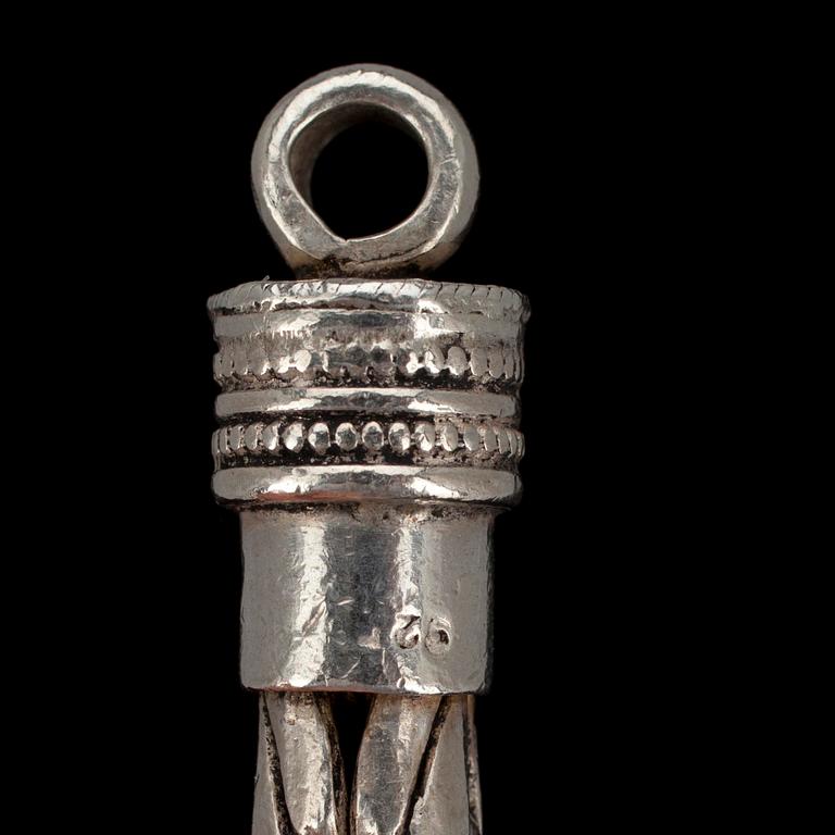 KAULAKORUJA, 2 kpl, hopeaa, Kalevala Koru. Yht. paino n. 198 g.