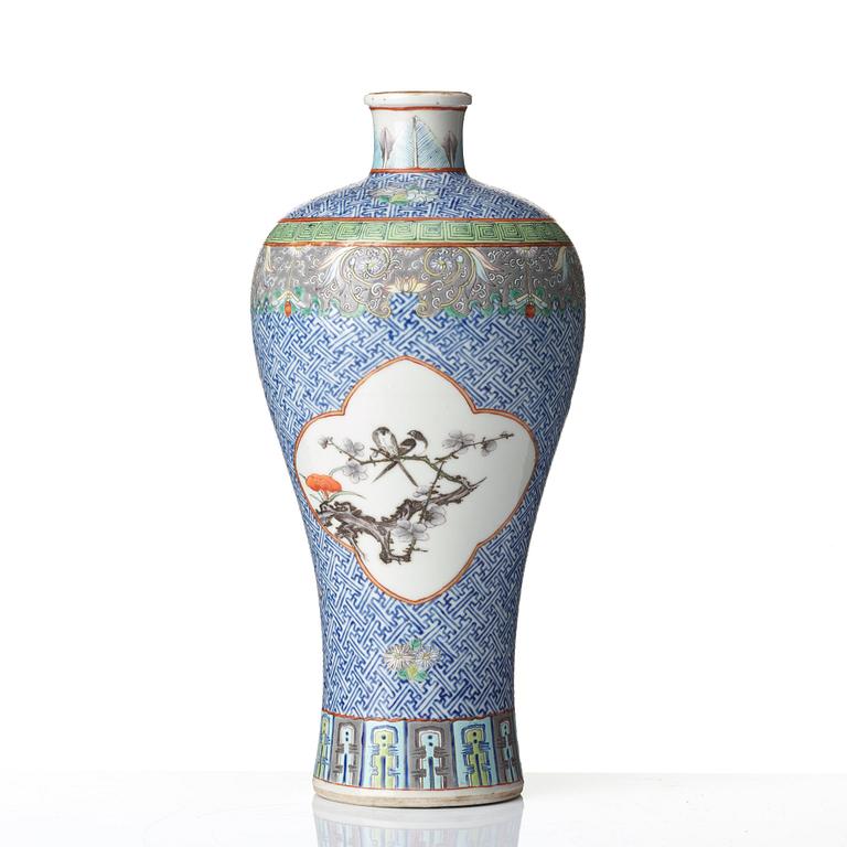 A famille rose vase, Qing dynasty, 19th Century.